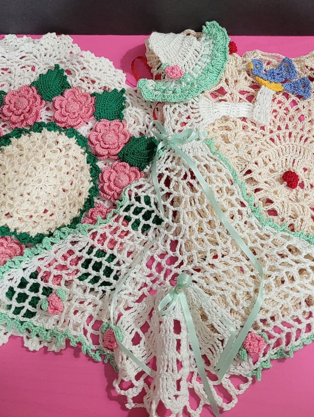 Crochet Doilies Set Of 5 Two Bonnet Girls & 3 Round (1691)